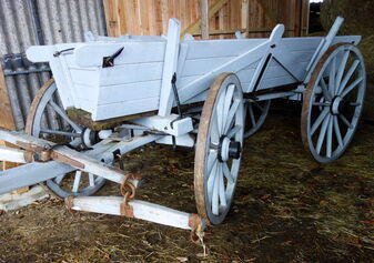 stabiler, hölzerner Kastenwagen in super Zustand (abzugeben, bei Interesse Marko fragen)