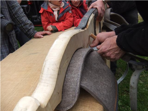 fest mit dem Joch verbundene Filzteile