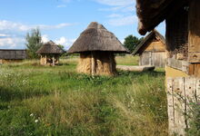 ein Teil der nach Originalen gebauten Hütten, Ställen und Vorratslagern