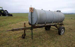 Hindernis 5: angebunden stehen und ein Kumt angelegt bekommen