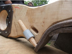 ein Schlitz mit Keil oder 2 Schlitze und durchgezogener Befestigungsriemen