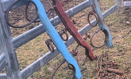 verschiedene Joche mit Verbindungsketten; man beachte die zT. langen Kettenglieder